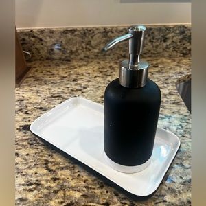 Soap pump and tray (little chip on back of tray) all items in great condition